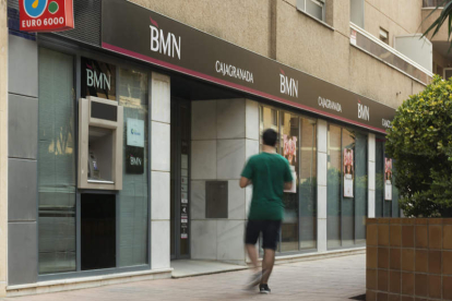 Imagen de una sucursal bancaria de Valencia. RAÚL CARO
