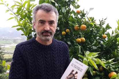 El escritor asturiano Nacho Guirado, que ambienta en León su octava novela. DL