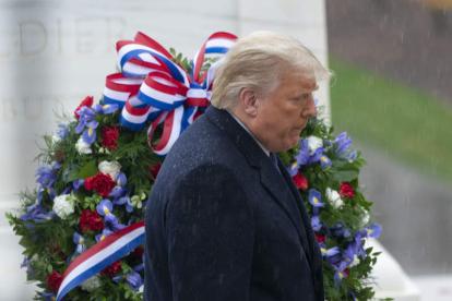 Trump en el homenaje a los veteranos ayer, en el cementerio nacional de Arlington. CHRIS KLEPONIS