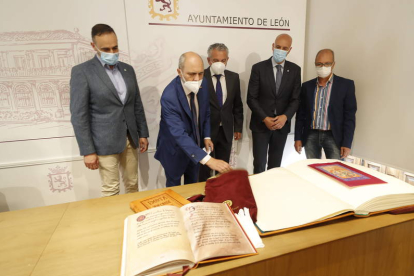 Antonio Suárez, Vicente Carvajal, Nicanor Sen, José Antonio Diez y Miguel Pérez, ayer. RAMIRO