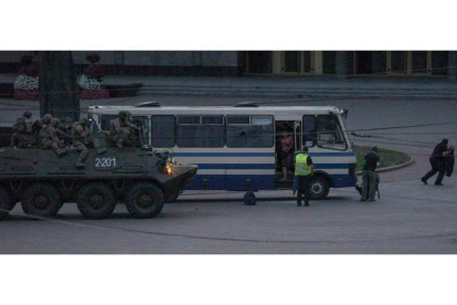 Momento en que el grupo de operaciones especiales libera el autobús secuestrado en Ucrania. LISEYKO