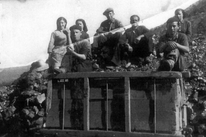 Un descanso en la tarea de cargar los camiones desde la tolva, en una de las minas de Torre del Bierzo. Las mujeres son Concha e Inés. DL