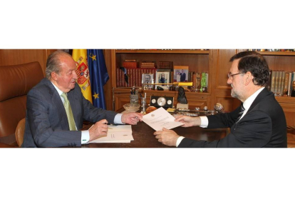 El Rey entrega al presidente Rajoy el acta con su abdicación esta mañana, en el despacho de don Juan Carlos en el palacio de La Moncloa