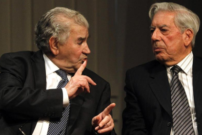 El poeta leonés Antonio Gamoneda, ahora ‘perseguido’ por Hacienda, charla con el Nobel Mario Vargas Llosa