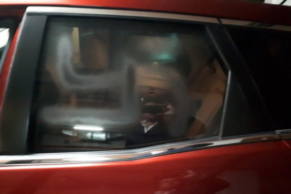 Una esvástica pintada en el coche del líder del PPC, Alejandro Fernández /