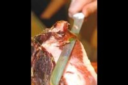 .... en casa. Nada mejor para atender a esas visitas que siempre aparecen por Navidad. Por supuesto, hay que comprar un ibérico. Notarás el sabor, y lo notará el bolsillo: prepara más de 150 euros