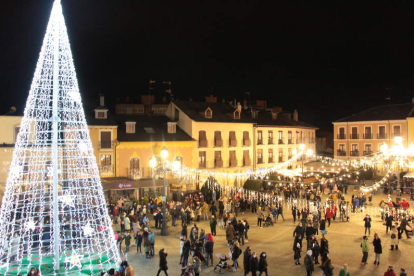 Encendido de las luces y la decoración navideña en la plaza del Ayuntamiento. DL