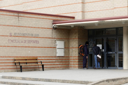 El pabellón de San Esteban acoge a personas sin hogar por la crisis del coronavirus. F. Otero Perandones.