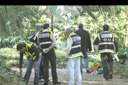 Un equipo de agentes especializados en desactivación de explosivos (TEDAX) de la Policía, inspeccionan el lugar situado en el Paseo de España de la capital malagueña.