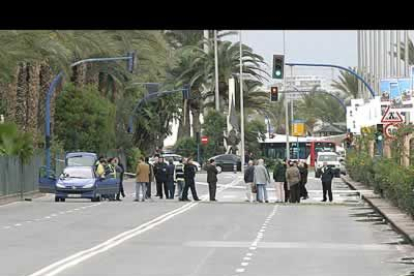 Agentes de la Policía Nacional y autoridades locales, recorren la zona acordonada de la Explanada de España.