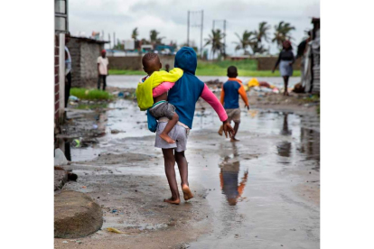Los niños de Mozambique huyen de las inundaciones a causa de la crisis climática. UNICEF