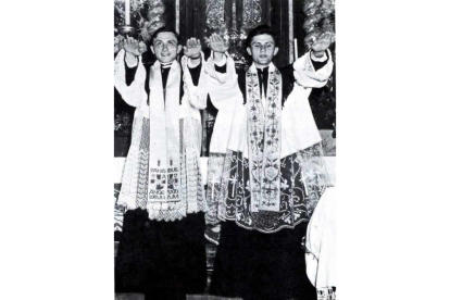 Junto a su hermano Georg esperando junto a otros 42 hombres su ordenación sacerdotal en Múnich, Alemania, el 29 de junio de 1951. EFE/EPA/ERZBISTUM MUENCHEN-FREISING / HO HANDOUT