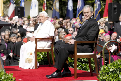 Benedicto XVI permanece junto al presidente estadounidense George W. Bush durante el acto de bienvenida realizado en la Casa Blanca con motivo de su visita a EEUU, el 16 de abril de 2008. Thew - POOL