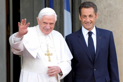 Nicolas Sarkozy  y el Papa Benedicto XVI, el 12 de septiembre de 2008. EFE/CHRISTOPHE KARABA