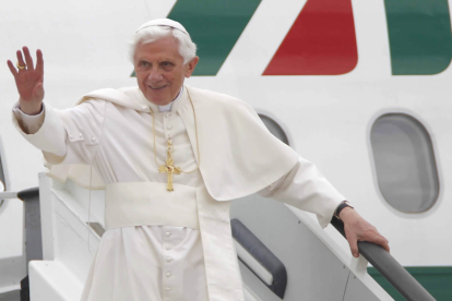 Benedicto XVI saluda a su llegada al aeropuerto de Barajas en Madrid, en el mes de agosto de 2011, donde presidiría la XXVI Jornada Mundial de la Juventud (JMJ) católica. EFE/JAVIER LIZÓN
