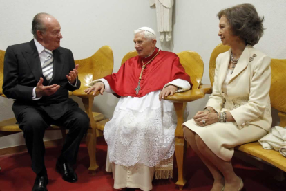 Juan Carlos y Sofía conversan con el papa Benedicto XVI momentos antes de la celebración de la misa de dedicación del templo de la Sagrada Familia. EFE/BALLESTEROS