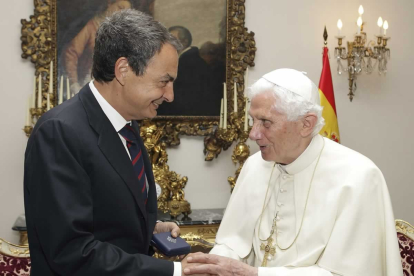 El Papa Benedicto XVI con José Luis Rodríguez Zapatero presidente del Gobierno en 2011. EFE