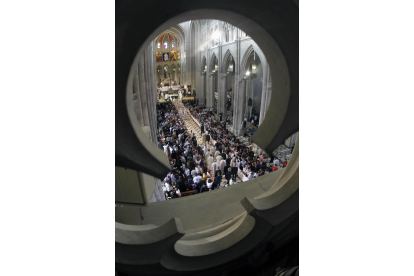 Vista de la misa para seminaristas en la catedral de La Almudena. EFE / CHEMA MOYA