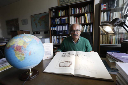 En profesor leonés Antonio Reguera, en su despacho de la Universidad.
