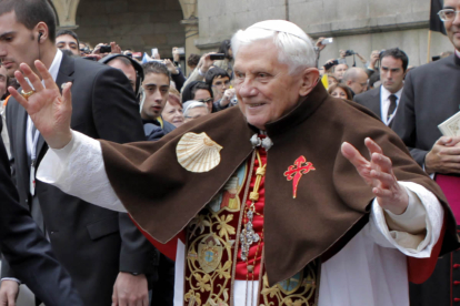 En Santiago de Compostela, vestido de peregrino, el día que anunció oficialmente su renuncia al pontificado debido a su 