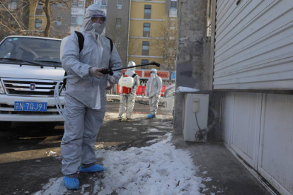 Un operario desinfecta una zona de Beijing.  WU HONG