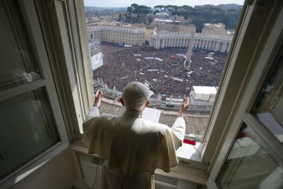 Con los brazos extendidos, el Papa Benedicto XVI saluda a una abarrotada Plaza de San Pedro mientras pronuncia el Ángelus final de su mandato como Pontífice, el 24 de febrero de 2013. EFE/EPA/OSSERVATORE ROMANO