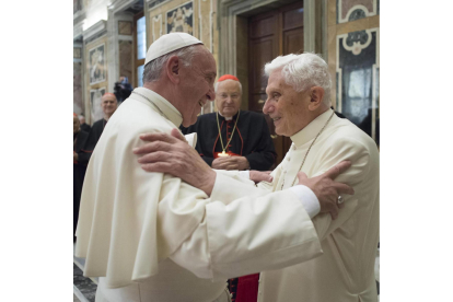 El papa Francisco  saluda al papa emérito Benedicto XVI  antes de dirigir la Santa Misa para los Ancianos en la plaza de San Pedro de la Ciudad del Vaticano. EFE/EPA/MAURIZIO BRAMBATTI