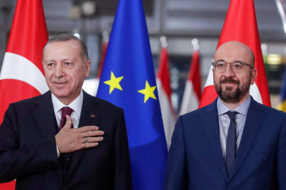 Tayyip Erdogan y Charles Michel en la recepción al líder turco en la UE.