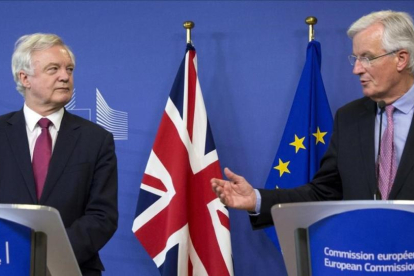 El jefe negociador británico del 'brexit', David Davis (izquierda), y el europeo, Michel Barnier, en el inicio de las conversaciones, el 19 de junio en Bruselas.