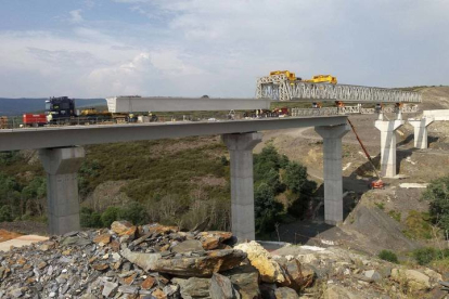Intervención en un viaducto de la línea del AVE en la comarca sanabresa, en una imagen de archivo. ICAL
