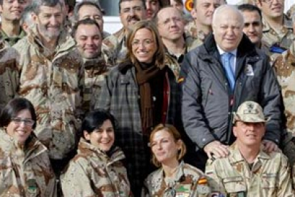 Chacón y Moratinos posan con un grupo de militares en la base de Herat.