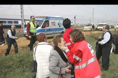 El accidente del tren, que une Gijón con Alicante, se produjo cerca de las doce de la mañana. Minutos después varias ambulancias se personaron en la zona para prestar los primetos auxilios.
