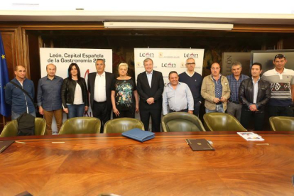 Todos los firmantes del acuerdo en el Ayuntamiento de León.