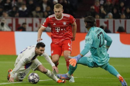 Messi, por los suelos, no pudo hacer nada ante un rival muy consistente. WITTEL