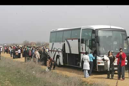Tres autobuses como este desplazadoron a sus destinos a los pasajeros, algunos de los cuales renunciaron a continuar el viaje y regresaron a sus casas.