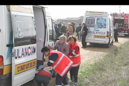 Los servicios de emergencia introducen en la ambulancia a una señora para transladarla al Hospital de León.