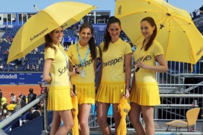 Cuatro azafatas con el vestuario de verano en el Godó.