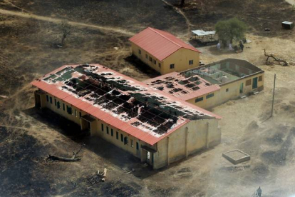 Imagen de una escuela quemada por Boko Haram que el gobierno de Nigeria se ha comprometido a reconstruir.