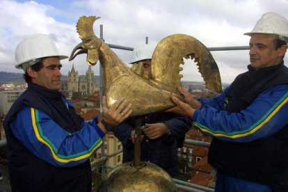 Momento en el que la veleta original del gallo fue apeada de la torre de San Isidoro para su restauración. RAMIRO