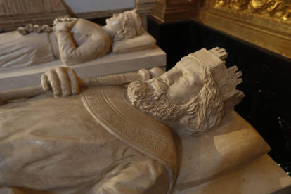 El sepulcro de Alfonso VI en primer plano. JESÚS F. SALVADORES