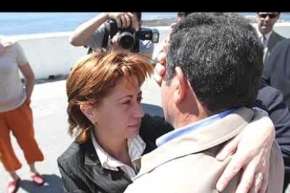 En la foto, la ministra de Agricultura y Pesca, Elena Espinosa, consuela a uno de los familiares de las víctimas.
