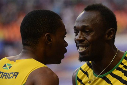 Usain Bolt (derecha) y Warren Weir, primero y segundo en la prueba de 200 metros de los Mundiales de Moscú, celebran su éxito.