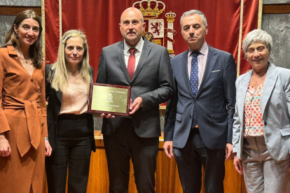 El director general de Soltra, José Antonio Idoeta, en el centro, recibió el premio de manos de la ministra de Justicia, Pilar Llop (izquierda). DL