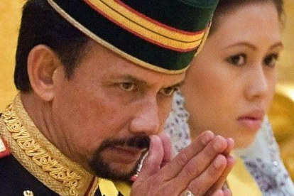 El sultán de Brunei junto a su mujer, la reina.
