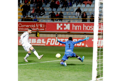 Dioni Villalba marca el segundo gol de la Cultural. MARCIANO PÉREZ