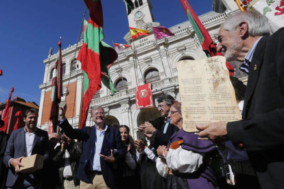 Silván, mostrando un obsequio del alcalde de Valladolid. JESÚS