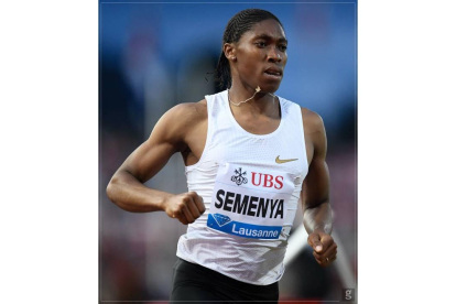 Caster Semenya es una mujer cisgénero intersexual, asignada como mujer en el nacimiento, con cromosomas XY y con niveles naturalmente elevados de testosterona debido a una deficiencia de 5-alfa reductasa. EFE