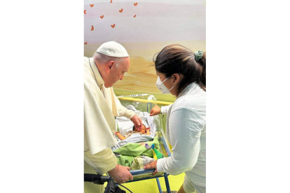 El papa Franciso unge a un bebé en el hospital Gemelli. VATICANO
