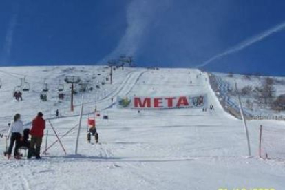 Uno de los participantes en el campeonato de esquí cruza la meta en la estación de Leitariegos