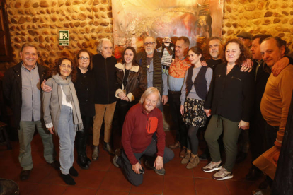 Foto de familia de La Gremial en la bodega de El Racimo de Oro con el galardonado. FERNANDO OTERO
